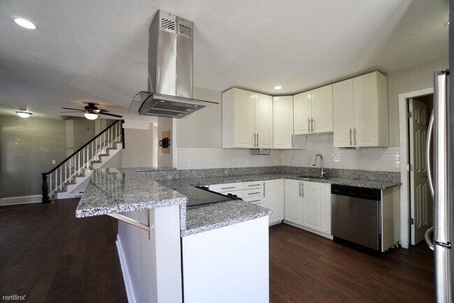 Building Photo - 3 br, 2.5 bath House - 1 Front St