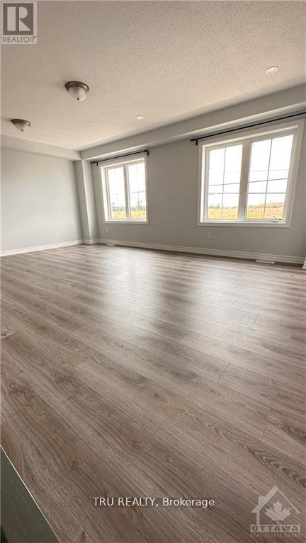 Photo du bâtiment - 1694 Maple Grove Rd