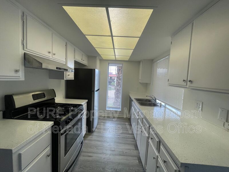 Primary Photo - 1405 E Vegas Valley Dr