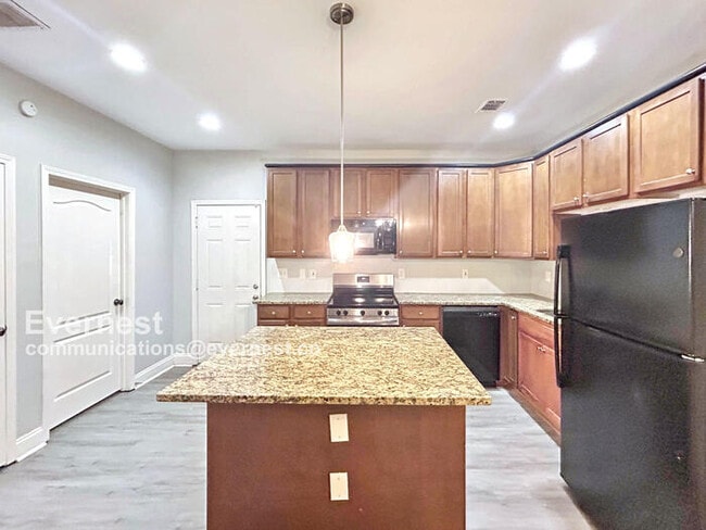 Building Photo - 1305 Sweetbriar Cir