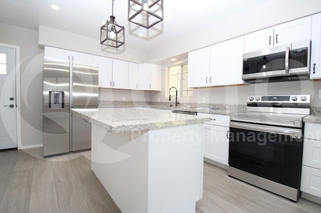 Building Photo - 3137 N 33rd Pl
