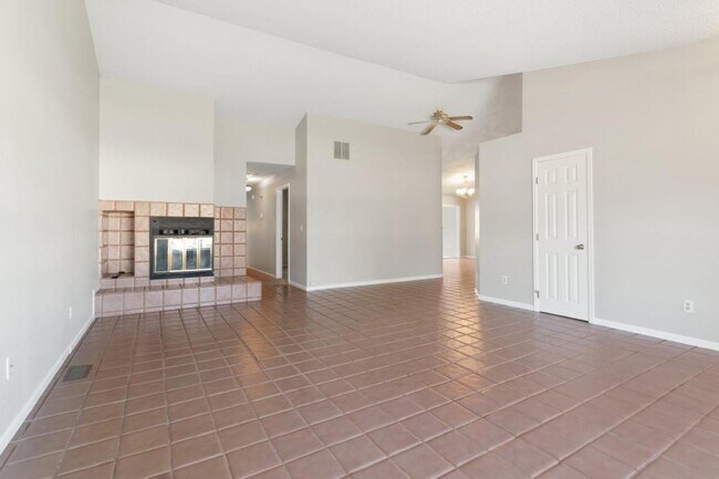 Building Photo - 635 San Fernando Pl