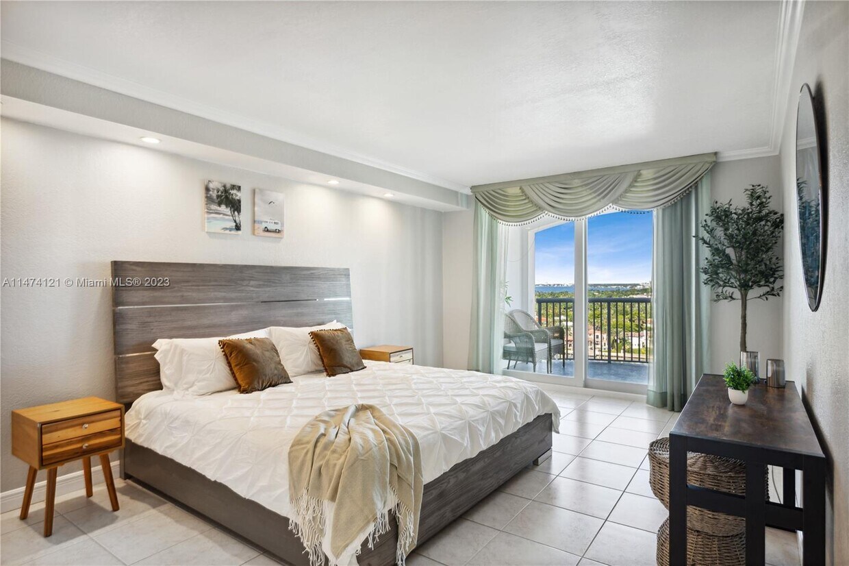 Primary Photo - 5401 Collins Ave