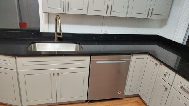 Photo - Large 3 bedroom, 2 bathroom freshly renovated house with stainless steel appliances!!