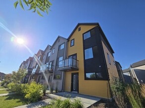 Building Photo - 2794 Maple Way NW