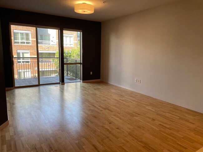 Building Photo - Spacious 1 BD 1 BA DOWNTOWN DENVER- Availa...
