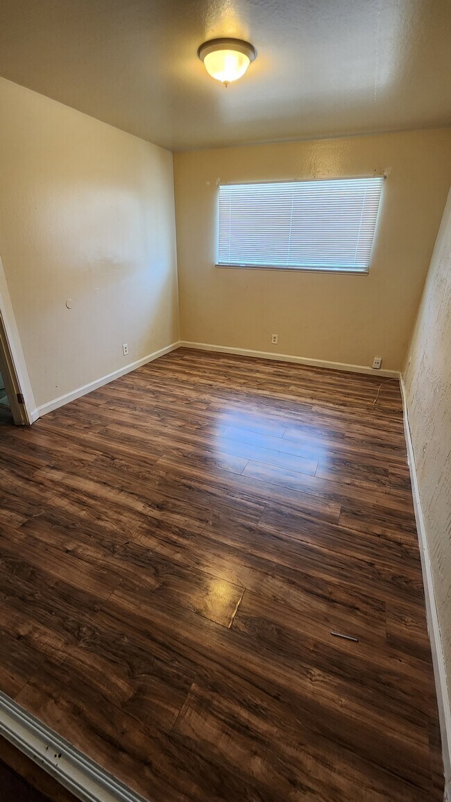Foto del edificio - 541-553 Admiral Callaghan Ln.