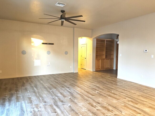 Foto del edificio - 4 bedroom for lease in Picacho subdivision