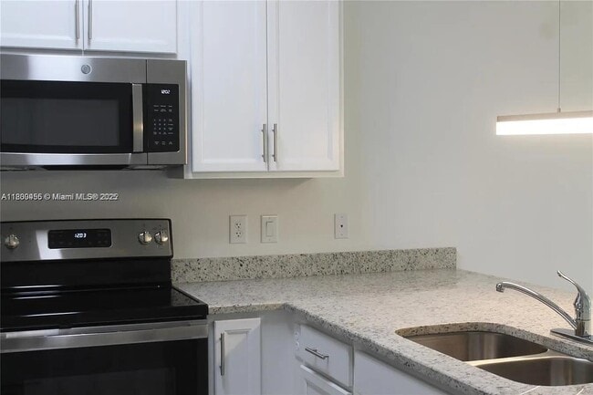 Building Photo - 4756 SW 63rd Ter