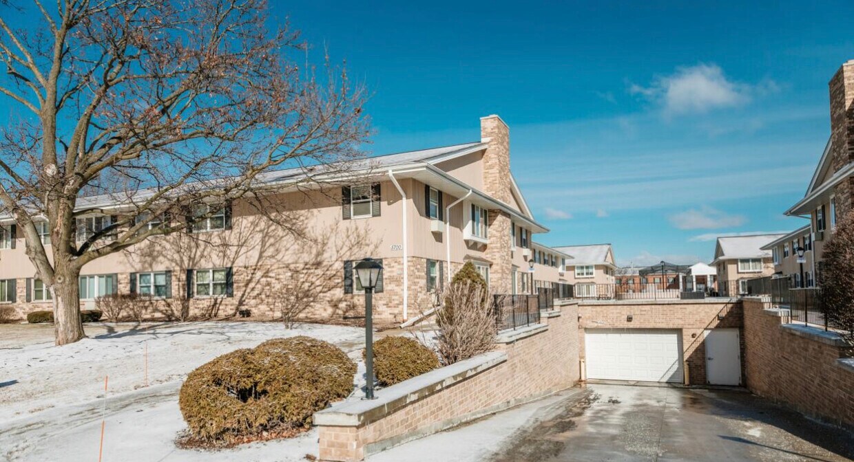 Primary Photo - 5700 W Wahner Ave