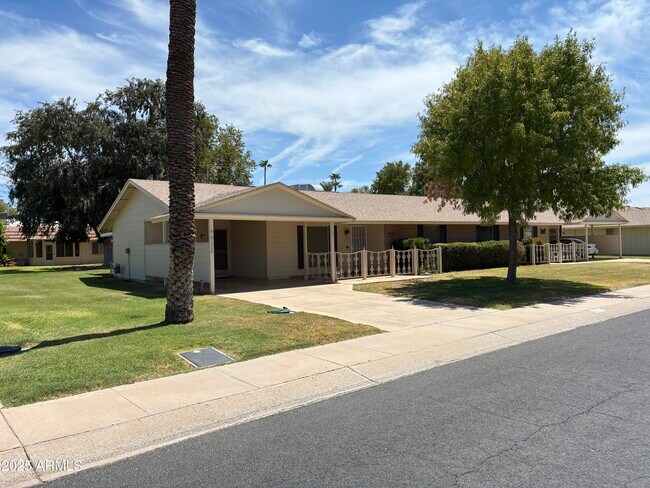 Foto del edificio - 10120 W Kingswood Cir