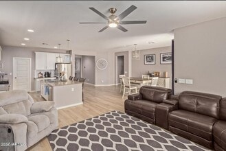 Building Photo - 547 W Panola Dr