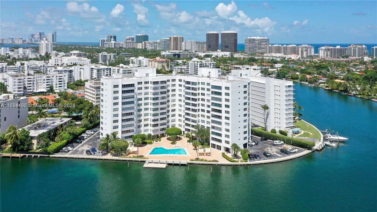 Foto principal - 9102 W Bay Harbor Dr