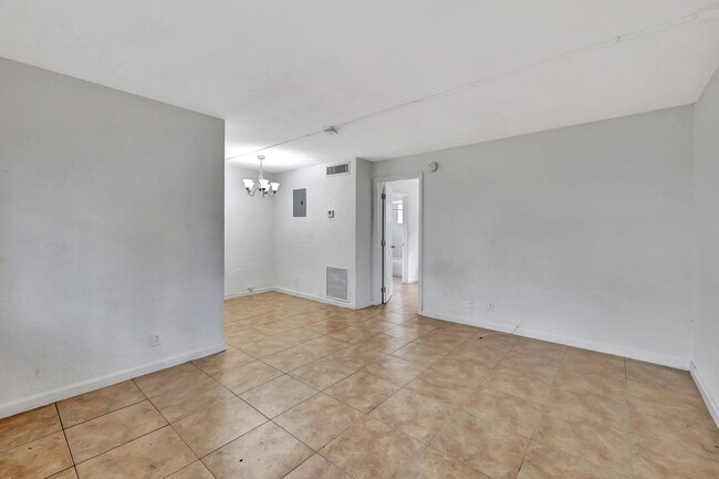 Building Photo - 1651 NE 33rd St