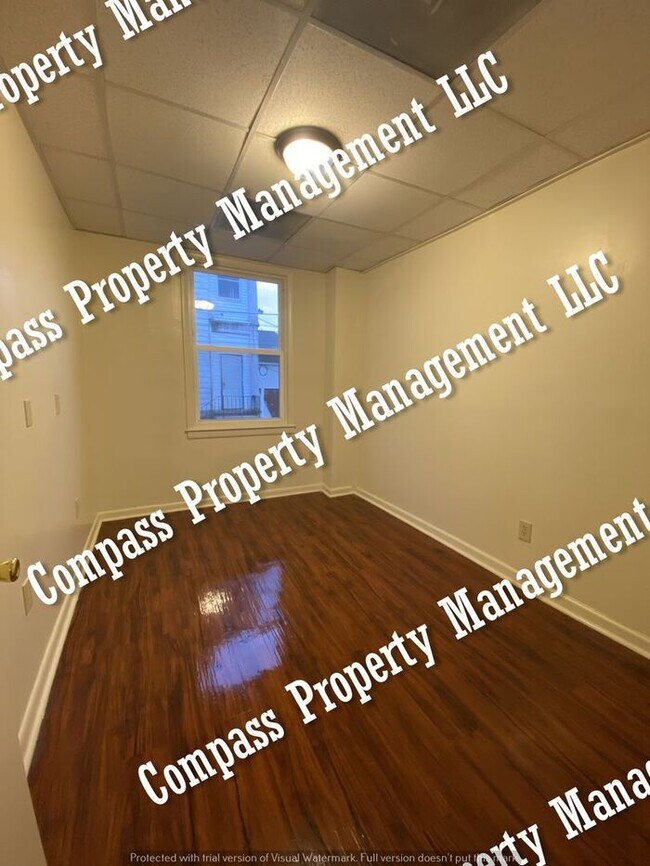 Building Photo - $1200 - 3 Bed, 1 Bath 1st Floor Apartment ...
