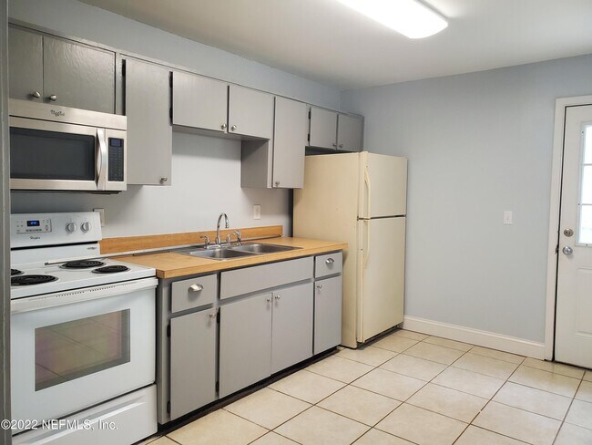 Building Photo - 1325 Solar Cir