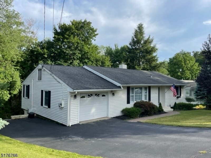 Primary Photo - 11 Lewis Ln