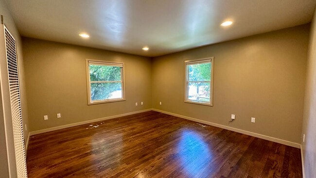 Building Photo - Temescal 2BR with Private Yard | Updated U...