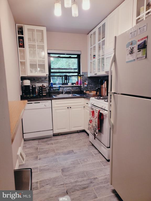 Building Photo - 9364 Neil Rd