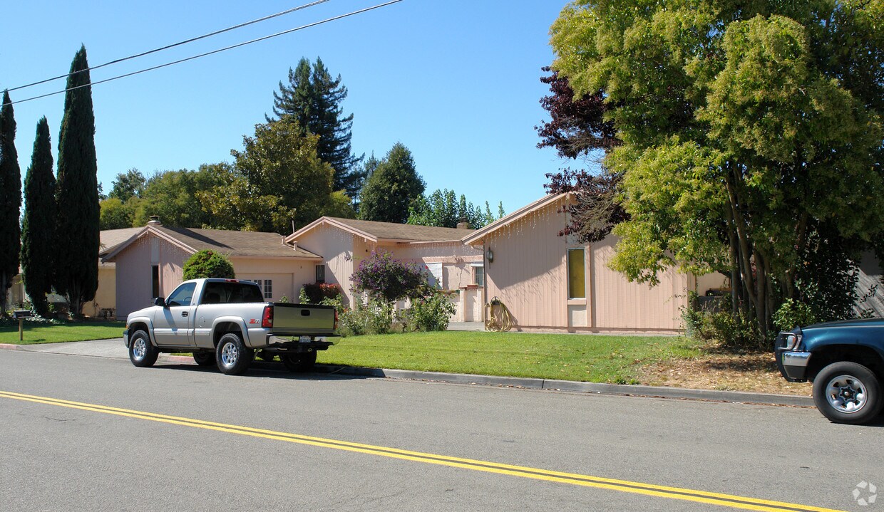 Building Photo - 65-67 Ursuline Rd