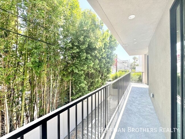 Building Photo - 10806 Blix St