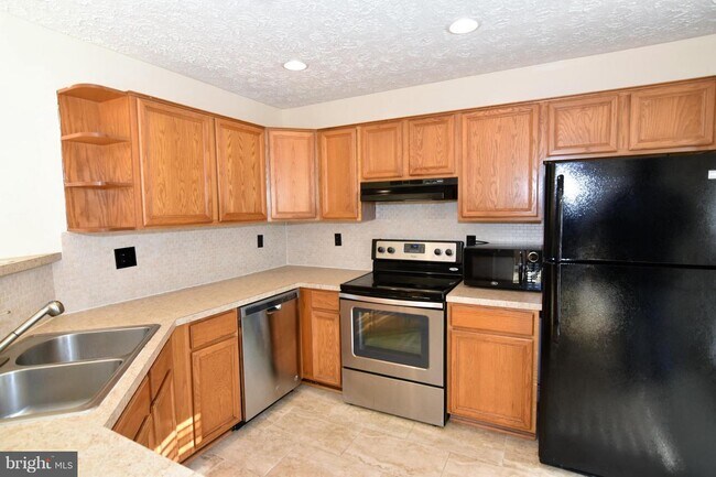 Building Photo - 3335 Esquarre Ct