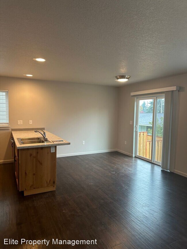 Building Photo - 3 br, 2.5 bath House - 6247 NE William R C...