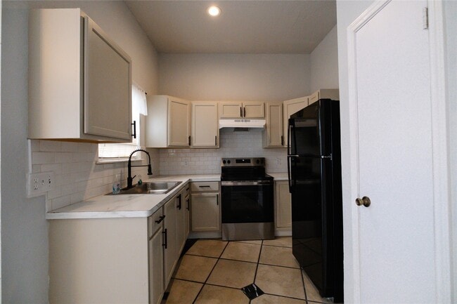 Foto del edificio - 3202 Rockrill Dr