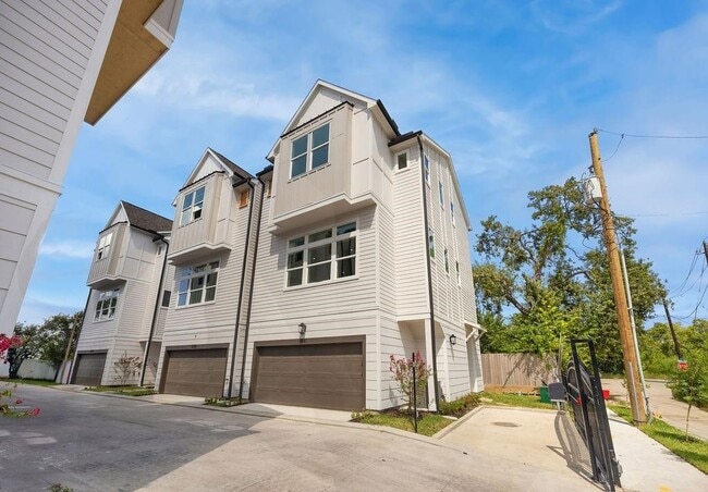 Building Photo - 1739 Mary St