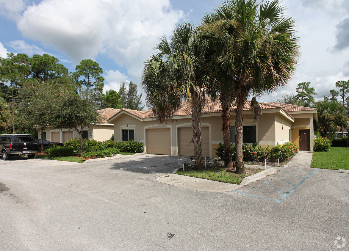 Building Photo - The Kensington At Royal Palm Beach