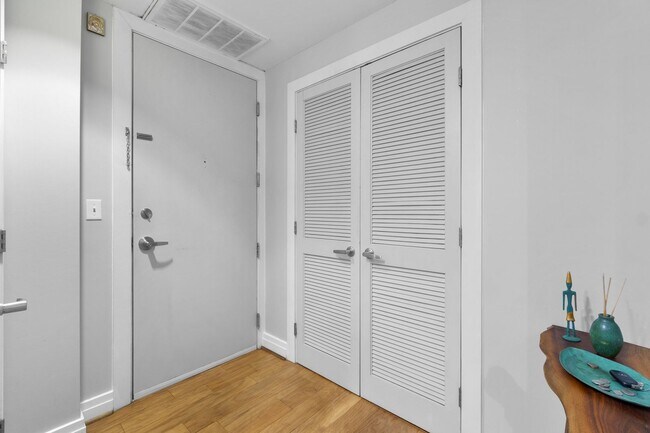 Building Photo - 2 Bed 2 Bath - Mount Vernon Condo - Garage Parking Space Included