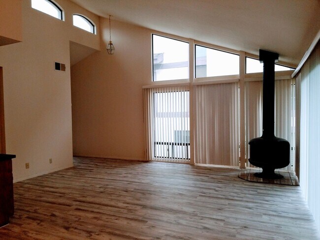 Foto del edificio - View 2bed 2.5bath, 3 Balconies, 2 Car Garage, pool in Tierrasanta!