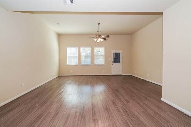 Foto del edificio - 2518 Cold River Dr