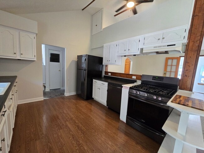 Building Photo - 3 Bedroom home in Mackinaw!