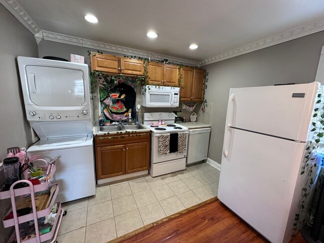 Building Photo - 1BR/1BA With Garage For Rent