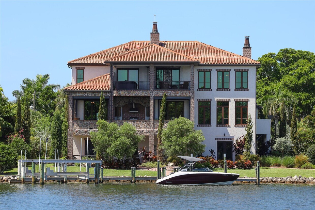 Primary Photo - 315 S Shore Dr