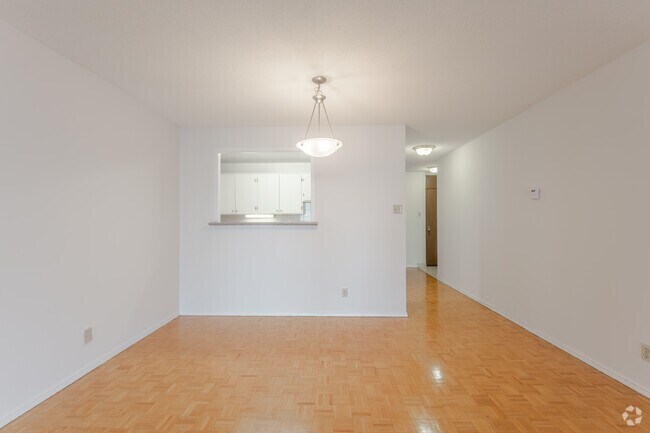 2 chambres, 2 salles de bain - 985 pi² - Salle à manger - Sheppard Centre Apartments
