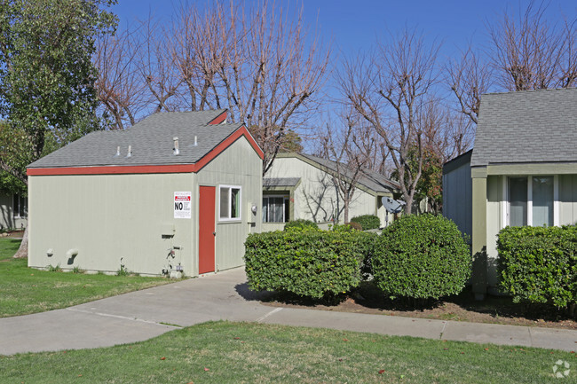 Building Photo - West Hills Apartments