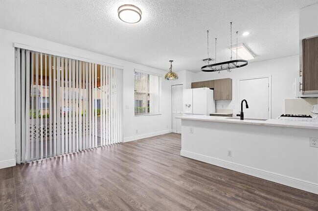 Foto del edificio - 11001 Palm Ridge Ln