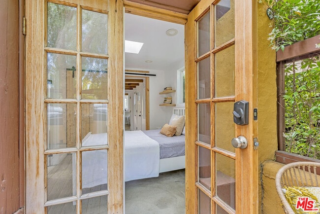 Building Photo - 718 Vernon Ave