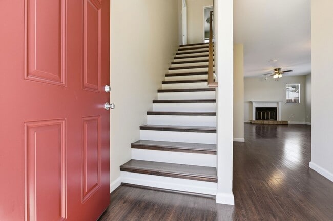 Building Photo - Great 3 Bedroom Townhome with Garage!