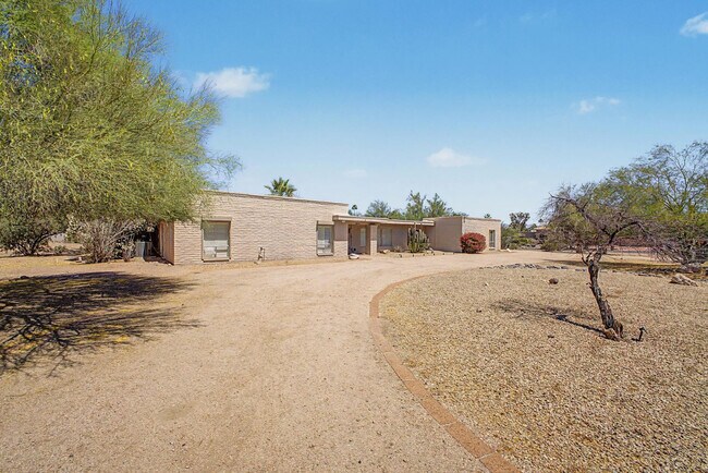 Building Photo - 4840 E Fanfol Dr