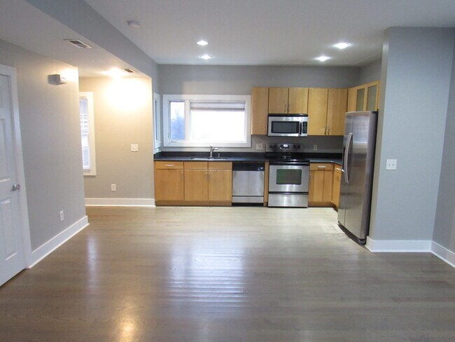 Foto del edificio - Germantown unit with attached 1 car garage!