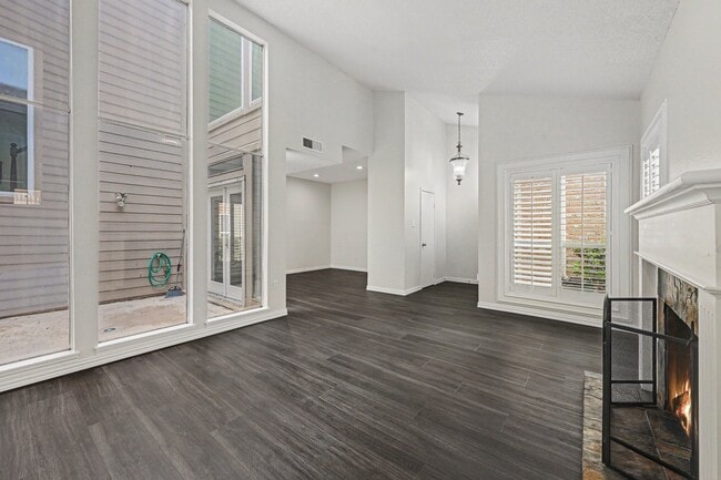 Foto del edificio - 5913 Woodway Place Ct