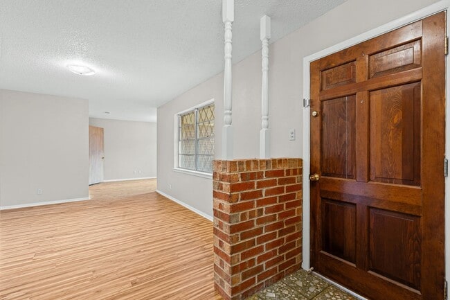 Building Photo - Classic in Cleburne