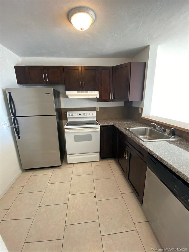 Building Photo - 496 NW 165th Street Rd  D-509 Miami Fl 33169