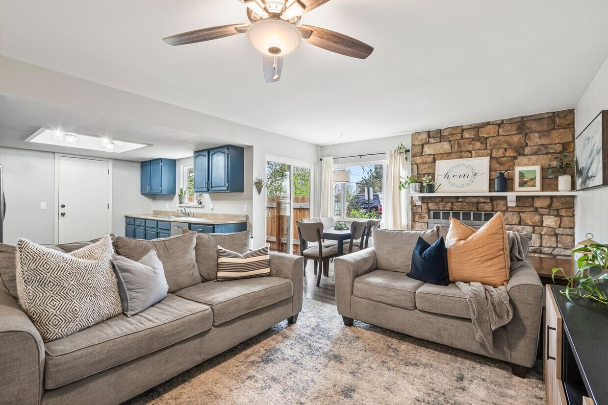 Foto principal - Spacious 3 Bedroom Townhouse-Style Condo N...