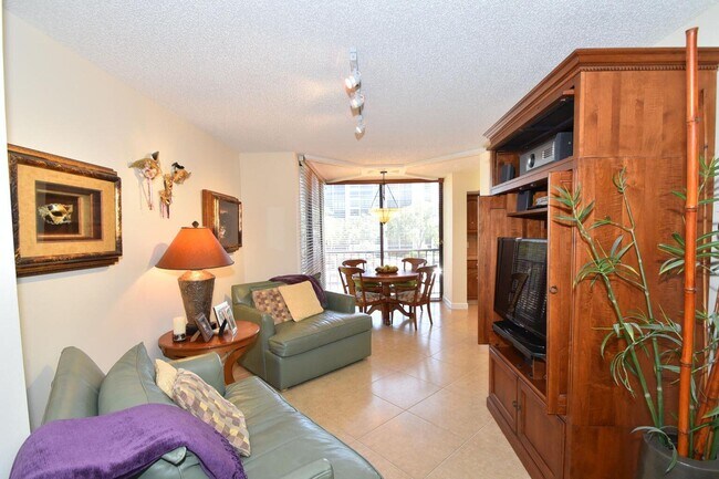 Foto del edificio - 7819 Lakeside Blvd