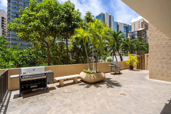 Building Photo - 2215 Aloha Dr