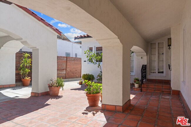 Foto del edificio - 10772 Rochester Ave